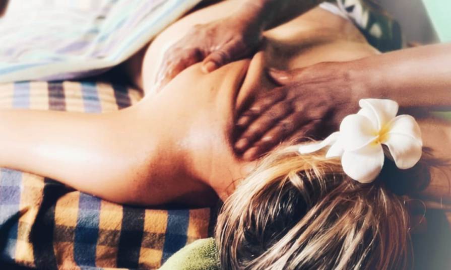 ayurvedische Massagen leiten die Gifte aus